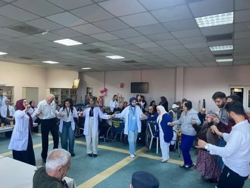 Halis Toprak Huzurevi&rsquo;nde Sıra Gecesi eğlencesi d&uuml;zenlendi
