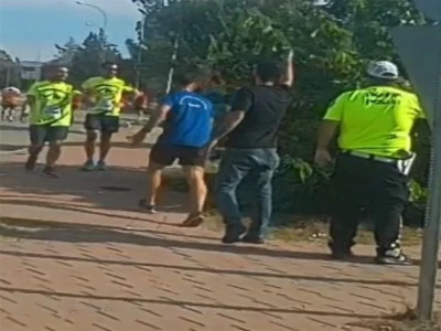 Halk koşusuna katılanları s&uuml;r&uuml;c&uuml;ler tartaklayıp hakaret etti