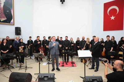 Halk m&uuml;ziği sanat&ccedil;ısı Ali Ekber &Ccedil;i&ccedil;ek anıldı
