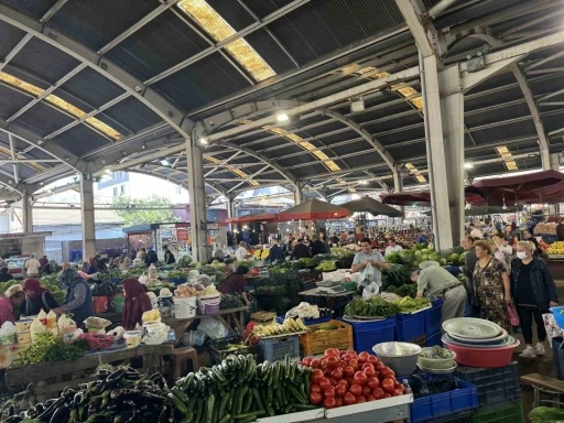 Halk pazarında fiyatlar y&uuml;kseldi
