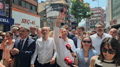Halk tarafından karşılanan &Ouml;zg&uuml;r &Ouml;zel: Eskimiş bir siyaseti gerimizde bıraktık