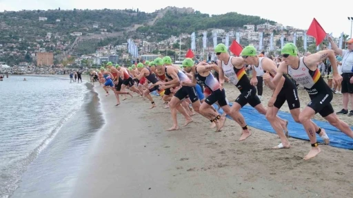 Halk Triatlonu 33. Alanya Uluslararası Triatlon Yarışması&rsquo;yla geri d&ouml;n&uuml;yor
