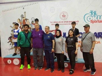 Halterciler madalya ile d&ouml;nd&uuml;
