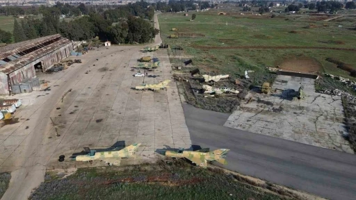 Hama Hava &Uuml;ss&uuml;&rsquo;nde Esad&rsquo;ın saldırılarda kullandığı u&ccedil;aklar g&ouml;r&uuml;nt&uuml;lendi
