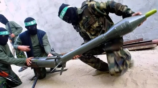 Hamas, 7 Ekim saldırılarının yıl d&ouml;n&uuml;m&uuml;nde Tel Aviv'e f&uuml;ze saldırısı başlattı