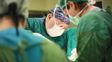 Hamile kadının karnından 2,2 kiloluk kitle &ccedil;ıkarıldı, cenin ve anne kurtuldu
