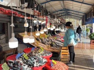 Hamsi bolluğu fiyatları d&uuml;ş&uuml;rd&uuml; 