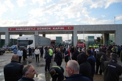 Hamzabeyli&rsquo;de tır şof&ouml;rleri sınır kapısının giriş ve &ccedil;ıkışını kapattı