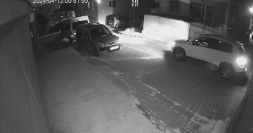 Hara&ccedil; vermeyi reddeden vatandaşın evinin kurşunlandığı anlar ortaya &ccedil;ıktı
