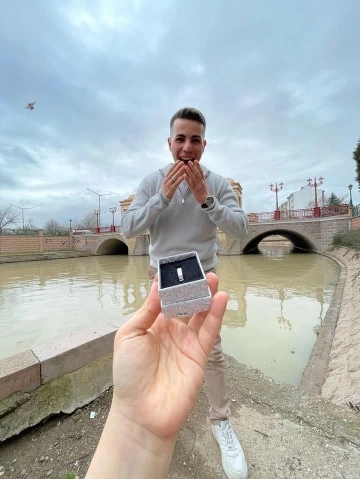 Har&ccedil;lıklarını biriktirdi, erkek arkadaşına diz &ccedil;&ouml;k&uuml;p evlilik teklif etti
