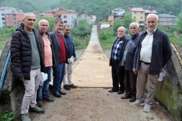 Harşit &Ccedil;ayının ayırdığı k&ouml;yleri asma ahşap k&ouml;pr&uuml; birleştiriyor
