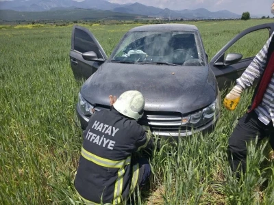 Hassa&rsquo;da tarlaya u&ccedil;an otomobilin s&uuml;r&uuml;c&uuml;s&uuml; yaralandı
