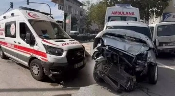 Bursa'da hasta taşıyan ambulans otomobil ile kafa kafaya &ccedil;arpıştı