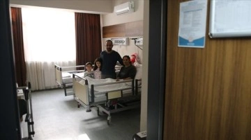Hastane odası depremzede ailenin ge&ccedil;ici yuvası oldu