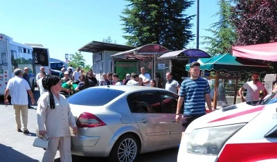 Hastane &ouml;n&uuml;nde el frenini &ccedil;ekilmeden park edilen otomobil 5 yayayı yaraladı!