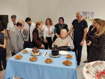 Hastanede 72. yaş g&uuml;n&uuml; s&uuml;rprizi
