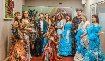 Hastanede atık giysilerden defile d&uuml;zelendi
