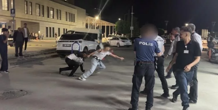 Hastanede &ouml;n&uuml;ne gelene bı&ccedil;akla saldırdı