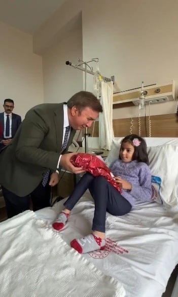 Hastanede tedavi g&ouml;ren &ccedil;ocuklara Validen s&uuml;rpriz
