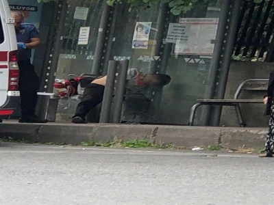 Hastaneden &ccedil;ıktıktan sonra otob&uuml;s durağında yığılıp hayatını kaybetti