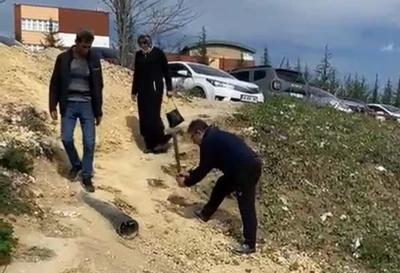 Hastanenin kestirme rampasında d&uuml;şt&uuml;: Yola tepki videosu &ccedil;ekerken biri daha d&uuml;şt&uuml;
