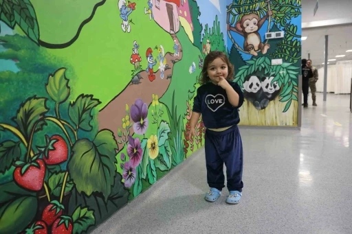 Hastaneye acıyla gelen &ccedil;ocukların y&uuml;zlerindeki &uuml;z&uuml;nt&uuml;ye duvarlara &ccedil;izilen resimlerle son verildi
