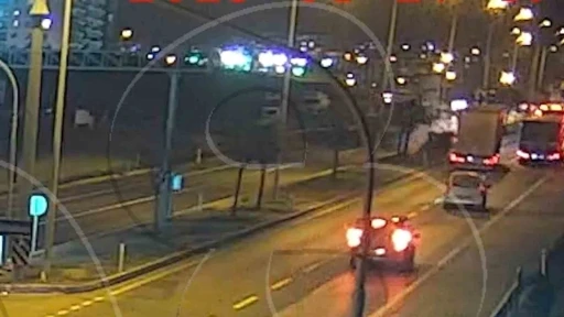 Hatalı sollama faciayla sonu&ccedil;lanıyordu: Tırın, otomobil ile &ccedil;arpışması kamerada
