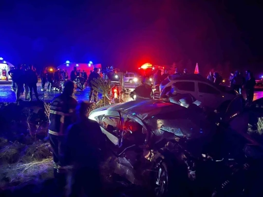 Hatalı &rsquo;U&rsquo; d&ouml;n&uuml;ş&uuml; ile &uuml;&ccedil; aracın karıştığı kazada ortalık savaş alanına d&ouml;nd&uuml;: 1 &ouml;l&uuml;, 7 yaralı
