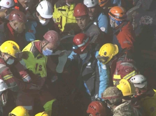 Hatay&rsquo;da 6 Şubat depremlerinden kurtuldu, Konya&rsquo;da yıkılan binada o anları yaşadı
