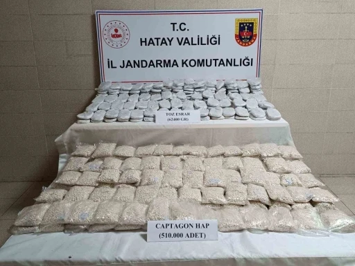 Hatay&rsquo;da 87 kilo 990 gram captagon hap ve 62 kilo 400 gram toz esrar ele ge&ccedil;irildi
