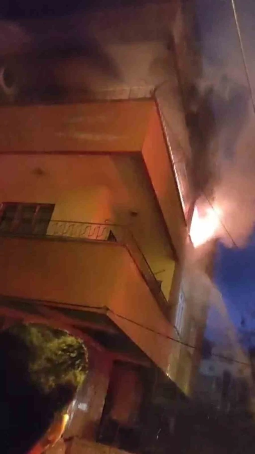 Hatay&rsquo;da apartman dairesi alevlere teslim oldu
