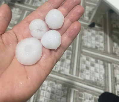 Hatay&rsquo;da ceviz b&uuml;y&uuml;kl&uuml;ğ&uuml;ndeki dolu &ccedil;evreyi beyaza b&uuml;r&uuml;d&uuml;
