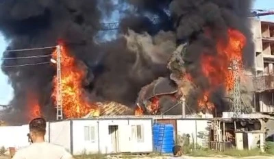 Hatay'da, iş&ccedil;i konteynerlerdeki yangın s&ouml;nd&uuml;r&uuml;ld&uuml;