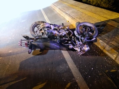 Otomobilin &ccedil;arptığı motosikletteki iki kardeş hayatını kaybetti