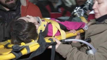 Hatay&rsquo;da polis baba ve 4 yaşındaki oğlu 89 saat sonra enkazdan &ccedil;ıkarıldı