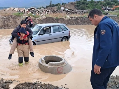 Hatay'da sağanak; otomobilde mahsur kalan &ouml;ğrencileri itfaiye kurtardı