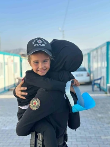 Hatay polis ekipleri minik &ouml;ğrencilerle doyasıya eğlendi
