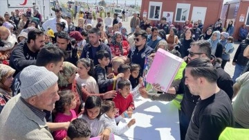 Hatay'da depremzede &ccedil;ocuklar oyuncakla sevindi