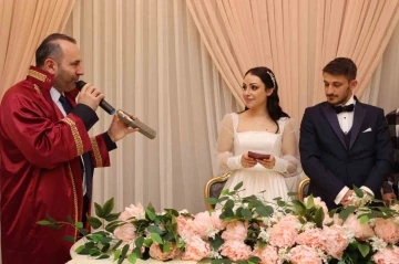 Hataylı depremzede &ccedil;ifte Yalova&rsquo;da buruk nikah t&ouml;reni
