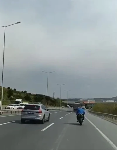Havalimanı yolunda motosiklet s&uuml;r&uuml;c&uuml;s&uuml;n&uuml;n tehlikeli hareketleri

