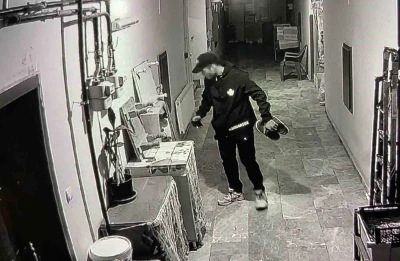 Havluyu kokladı, ayakkabıları se&ccedil;ti, beğendiklerini poşetleyip gitti
