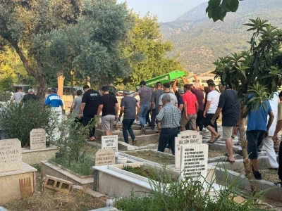 Havuza d&uuml;şerek &ouml;len minik Asil Kemal g&ouml;zyaşlarıyla son yolculuğuna uğurlandı