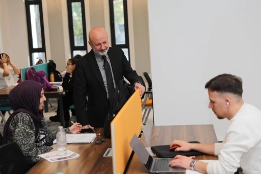 Hayalini k&uuml;t&uuml;phanede ger&ccedil;ekleştiren Yiğithal&rsquo;den &Ccedil;olakbayrakdar&rsquo;a teşekk&uuml;r
