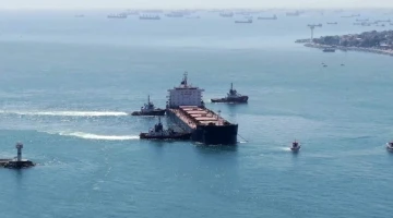 Haydarpaşa&rsquo;da karaya oturan gemi kurtarıldı
