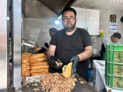 Hayırlı evlat, her yıl babasının sevdiği d&ouml;nerden dağıtıyor
