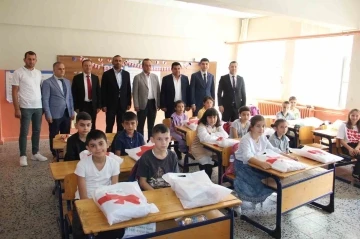 Hayırsever iş adamlarından bin 850 &ouml;ğrenciye kırtasiye desteği
