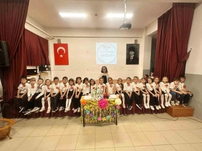 Hayrabolu&rsquo;da minik y&uuml;reklerden Anneler G&uuml;n&uuml; videosu
