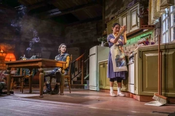 Hazar Erg&uuml;&ccedil;l&uuml;&rsquo;n&uuml;n rol aldığı &rsquo;Timsah Ateşi&rsquo; Bursa&rsquo;da sahneye &ccedil;ıkıyor