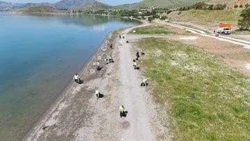 Hazar G&ouml;l&uuml;&rsquo;nde dev temizlik 12 ton atık toplandı