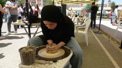 Hedefi T&uuml;rkiye&rsquo;de sayıları az olan bayan &ccedil;&ouml;mlek ustaları arasına girmek
